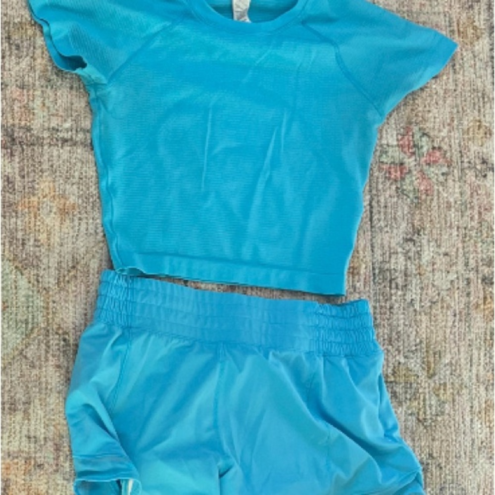 Lululemon SET swiftly tech top and hotty hot short set 4 6 kayak blue hr 2.5”